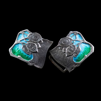 Lot 621 - AN ART NOUVEAU SILVER AND ENAMEL BELT BUCKLE, DESIGNED BY DAVID VEASEY