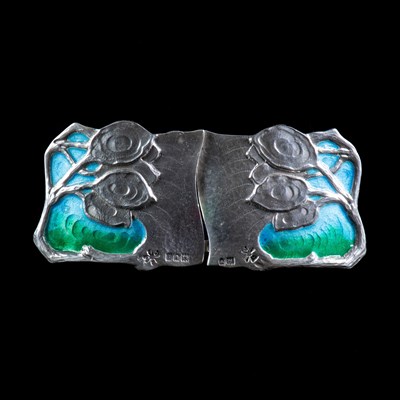 Lot 621 - AN ART NOUVEAU SILVER AND ENAMEL BELT BUCKLE, DESIGNED BY DAVID VEASEY