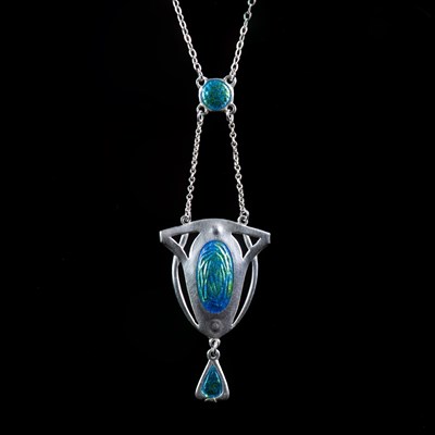 Lot 603 - CHARLES HORNER: AN ART NOUVEAU SILVER AND ENAMEL PENDANT NECKLACE