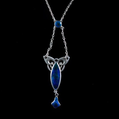 Lot 646 - CHARLES HORNER: AN ART NOUVEAU SILVER AND ENAMEL PENDANT NECKLACE