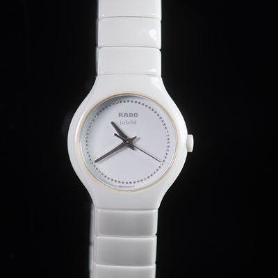 Lot 553 - A LADY'S WHITE CERAMIC RADO DIASTAR BRACELET WATCH