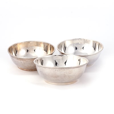 Lot 379 - A SET OF THREE LATE VICTORIAN SILVER BOWLS