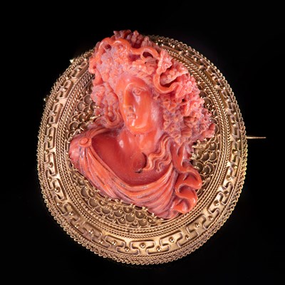 Lot 622 - A LARGE 19TH CENTURY CARVED CORAL BROOCH