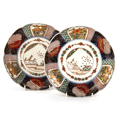 Lot 179 - A PAIR OF JAPANESE IMARI DISHES, LATE 19TH CENTURY