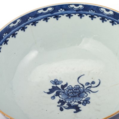 Lot 142 - A CHINESE PORCELAIN BOWL, LATE 18TH CENTURY