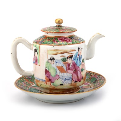 Lot 134 - A CANTONESE FAMILLE ROSE TEAPOT, 19TH CENTURY