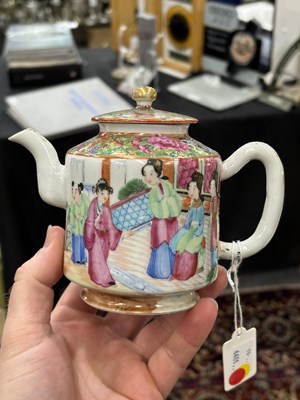 Lot 134 - A CANTONESE FAMILLE ROSE TEAPOT, 19TH CENTURY