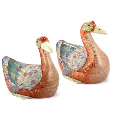 Lot 168 - A PAIR OF CHINESE FAMILLE ROSE PORCELAIN 'GOOSE' TUREENS, 20TH CENTURY