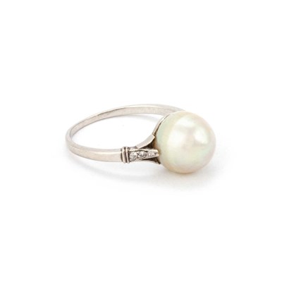 Lot 606 - A NATURAL SALTWATER PEARL RING