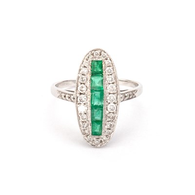 Lot 618 - AN 18 CARAT WHITE GOLD EMERALD AND DIAMOND ART DECO STYLE OVAL RING