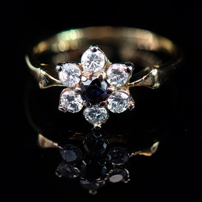 Lot 575 - AN 18 CARAT YELLOW GOLD SAPPHIRE AND DIAMOND FLOWERHEAD RING