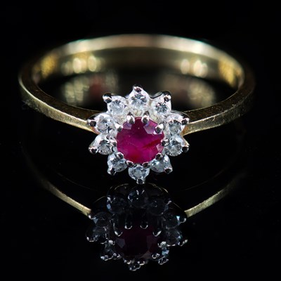 Lot 597 - AN 18 CARAT YELLOW GOLD RUBY AND DIAMOND CLUSTER RING