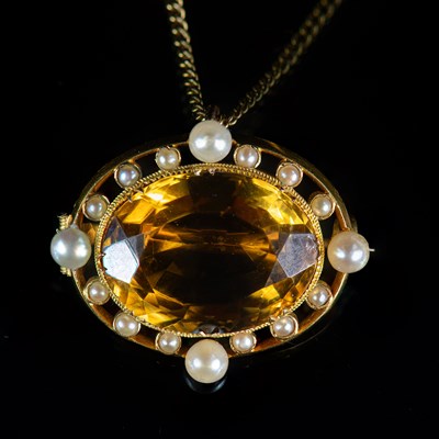 Lot 587 - A VICTORIAN YELLOW TOPAZ AND PEARL OVAL BROOCH / PENDANT