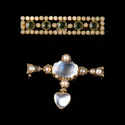 Lot 596 - AN EDWARDIAN MOONSTONE AND PEARL BROOCH