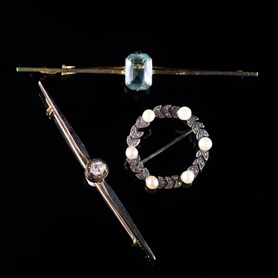 Lot 612 - AN 18 CARAT YELLOW GOLD AND DIAMOND SINGLE STONE BAR BROOCH