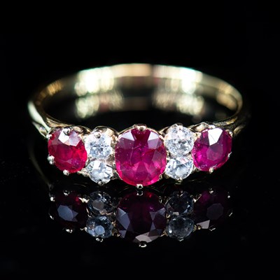 Lot 581 - AN 18 CARAT YELLOW GOLD RUBY AND DIAMOND RING