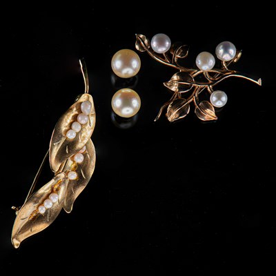 Lot 594 - A COLLECTION OF 9 CARAT GOLD AND PEARL JEWELLERY