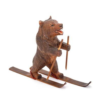 Lot 831 - A BLACK FOREST NOVELTY CARVING OF A SKIING BEAR, CIRCA 1900