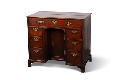 Lot 752 - AN 18TH CENTURY MAHOGANY KNEEHOLE DESK