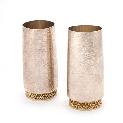 Lot 343 - STUART DEVLIN: A PAIR OF SILVER AND SILVER-GILT BEAKERS