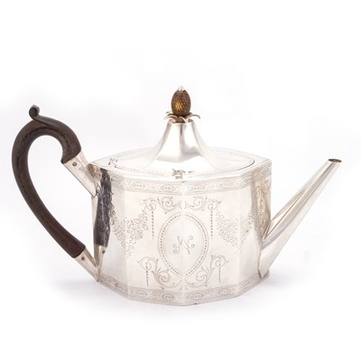 Lot 427 - A FINE GEORGE III SILVER TEAPOT