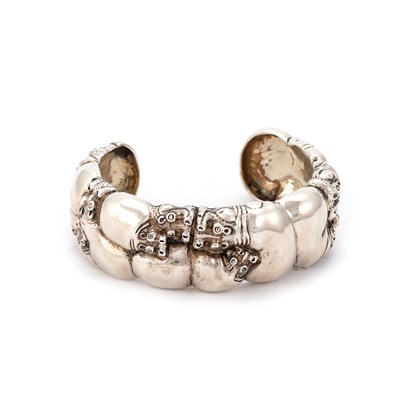 Lot 621 - PATRICK MAVROS: A SILVER HIPPO CUFF BANGLE