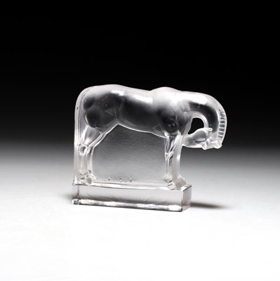 Lot 24 - RENÉ LALIQUE (FRENCH, 1860-1945),  A 'CHEVAL' PAPERWEIGHT, DESIGNED 1929