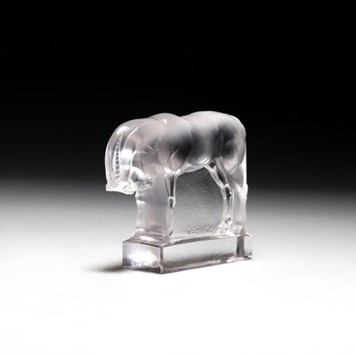 Lot 24 - RENÉ LALIQUE (FRENCH, 1860-1945),  A 'CHEVAL' PAPERWEIGHT, DESIGNED 1929