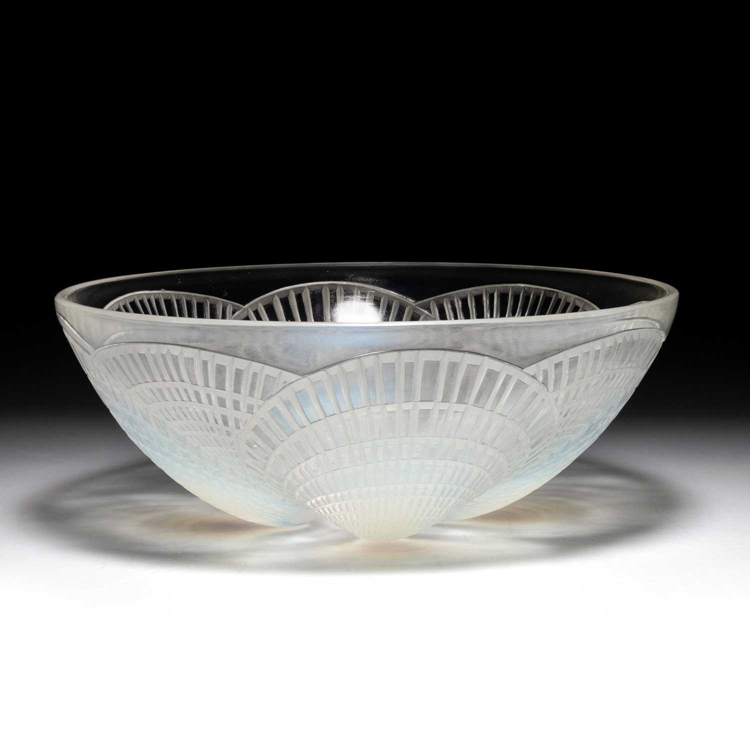 Lot 29 - RENÉ LALIQUE (FRENCH, 1860-1945), A 'COQUILLES' BOWL, DESIGNED 1924