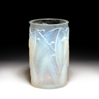 Lot 25 - RENÉ LALIQUE (FRENCH, 1860-1945), A 'LAURIER' VASE, DESIGNED 1922