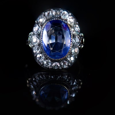 Lot 623 - A DIAMOND AND SAPPHIRE CLUSTER RING