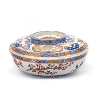 Lot 167 - A JAPANESE IMARI BOWL AND COVER, 19TH CENTURY