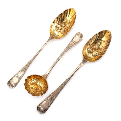 Lot 510 - A SET OF SIX GEORGIAN SILVER BERRY TABLE SPOONS