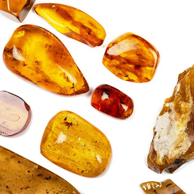 Lot 608 - A COLLECTION OF AMBER AND COPAL