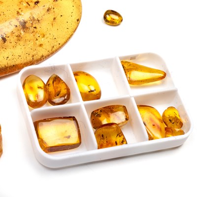 Lot 608 - A COLLECTION OF AMBER AND COPAL