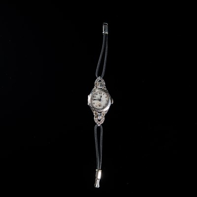 Lot 600 - A LADY'S 18 CARAT GOLD AND DIAMOND SET COCKTAIL WATCH