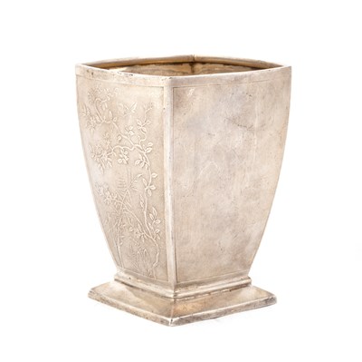 Lot 483 - A VICTORIAN SILVER VASE