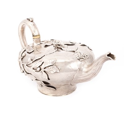 Lot 482 - AN EARLY VICTORIAN SILVER TEAPOT