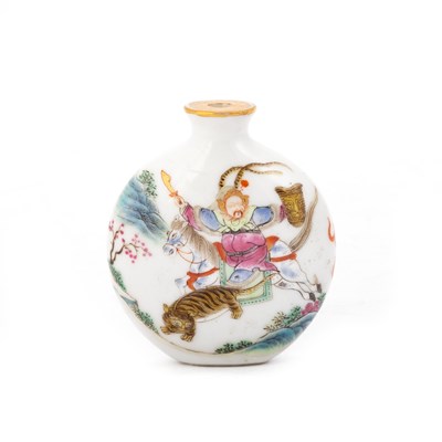Lot 169 - A CHINESE FAMILLE ROSE SNUFF BOTTLE