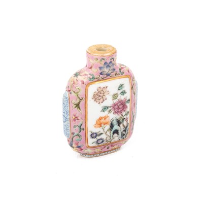 Lot 148 - A CHINESE FAMILLE ROSE SNUFF BOTTLE