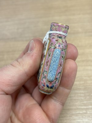 Lot 148 - A CHINESE FAMILLE ROSE SNUFF BOTTLE