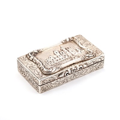 Lot 495 - AN EARLY VICTORIAN SILVER CASTLE-TOP SNUFF BOX