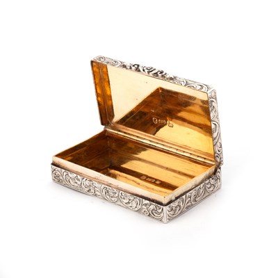 Lot 495 - AN EARLY VICTORIAN SILVER CASTLE-TOP SNUFF BOX