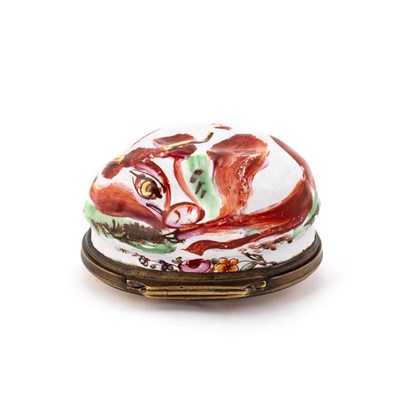 Lot 560 - A SOUTH STAFFORDSHIRE ENAMEL COW BONBONNIÈRE, CIRCA 1770