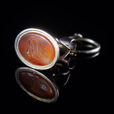 Lot 617 - AN AGATE-SET FOB WITH AN OUROBOROUS SPLIT RING