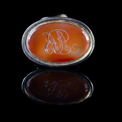 Lot 617 - AN AGATE-SET FOB WITH AN OUROBOROUS SPLIT RING