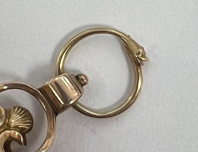 Lot 617 - AN AGATE-SET FOB WITH AN OUROBOROUS SPLIT RING