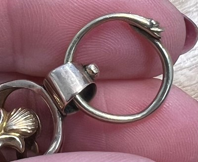 Lot 617 - AN AGATE-SET FOB WITH AN OUROBOROUS SPLIT RING