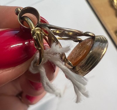 Lot 617 - AN AGATE-SET FOB WITH AN OUROBOROUS SPLIT RING