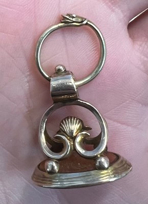Lot 617 - AN AGATE-SET FOB WITH AN OUROBOROUS SPLIT RING